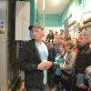 Herzstück des neuen Laufstalls in Stadelhofen ist die vollautomatische Melkmaschine. Martin Scheiner erklärt den Teilnehmern der BBV-Landkreisrundfahrt die Technik.