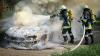 Die Feuerwehr Marktheidenfeld bei der Bekämpfung des Pkw-Brandes am Waldrand von Marienbrunn.
