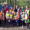 (swe)   Rund fünf Kubikmeter Müll sammelten rund 40 Kinder und Erwachsene am Wochenende während der Waldsäuberungsaktion in Eltmann. „Es ist fast wie eine Schatzsuche, nur dass der gefundene Schatz nicht so toll ist“, stellte Hannah Albert fest. Alle waren erschrocken über die Menge an Müll, die sie in nur zweieinhalb Stunden fanden, hatten aber auch Spaß und wollen die Aktion gerne im nächsten Jahr wiederholen. Viele Fastfood-Verpackungen, Flaschen, ein ganzer, noch eingeschweißter Schinken und ein Wildschwein-Kieferknochen landeten im großen Container. Stadtförster Christian Bartsch freute sich über die starke Truppe. Joachim Stark initiierte die Aktion, an der sich der CSU-Ortsverband, der Teenie-Chor der Sängerlust und die Jugendfeuerwehr Eltmann beteiligten. Die Stadt Eltmann entsorgt den Abfall auf ihre Kosten. Die Firma Eichhorn hat den Container kostenlos zur Verfügung gestellt. Die Feuerwehr sicherte die Sammler an den Straßen ab und die Metzgerei Hornung, Getränke Wiesneth sowie das Backhäusla Eltmann spendeten die Brotzeit. Bürgermeister Michael Ziegler dankte allen und war beeindruckt von der Begeisterung, mit der vor allem die Kinder am Werk waren. Sie fragten beim Stadtoberhaupt gleich nach, ob man die Aktion nicht im Frühjahr 2019 wiederholen könne.