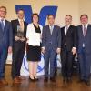 Feiern das Jubiläum der Raiffeisenbank (von links): Jürgen Bode von der IHK Würzburg-Schweinfurt, Michael Brückner und Andrea Helbig, beide Vorstände der Raiffeisenbank Frankenwinheim und Umgebung, Jürgen Gros, Präsident des Genossenschaftsverbandes Bayern, Thomas Fleischmann, Regionaldirektor der DZ-Bank, und Gerhard Eck, Staatssekretär im Bayerischen Staatsministerium des Innern und für Integration.