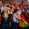 Der Irrsinn hat einen Anglizismus: Public Viewing. Nicht mehr wie im Bild bei der Europameisterschaft 2016 im Zelt auf dem Volksfestplatz, sondern auf dem Marktplatz in Schweinfurt ist nun für die Zeit der Fußball-WM in Rußland im Sommer eine Großbildleinwand genehmigt, auf der alle WM-Spiele übertragen werden.