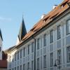 Bischofshaus mit der Wohnung des Eichstätter Bischofs vor dem Dom zu Eichstätt im Hintergrund.