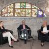 Diskutierten im Max-Stern-Keller unter der Alten Universität in Würzburg: (von links) Hülya Düber, Sozialreferentin der Stadt Würzburg, Moderator Andreas Jungbauer von der Main-Post, und Elisa Hoven, Professorin für Kriminologie.