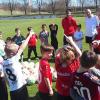 (pk)   Das DFB-Mobil kam zu einem Training der U6/U7- und U8-Junioren zum Sportgelände des FC Gerolzhofen, heißt es in einer Pressemitteilung. Christian Kurz zeigte einige Trainingseinheiten und erklärte den anwesenden Trainern Hassan Barbich und Klaus Kunkel (U6/U7) und Bernhard Pfaff (U8) immer wieder die Details zu den Trainingseinheiten und gab viele Tipps, um die Kinder zu motivieren. In einer Nachbesprechung erfolgte ein Erfahrungsaustausch und es wurden die Trainingseinheiten nochmals vertieft. Organisiert hatten den Termin die Betreuerinnen Brigitte Bäuerlein (U6/U7) und Daniela Plempel (U8).