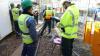 Beamte des Hauptzollamts Schweinfurt im Einsatz: Hier ermitteln Mitarbeiter der Finanzkontrolle Schwarzarbeit auf einer Baustelle.