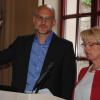 Der neue Kreisrat Dr. Küntzer wird von Landrätin Tamara Bischof vereidigt.