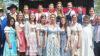 An der Alten Kelter vor der Winzerhalle: 14 Prinzessinnen, drei Symbolfiguren, der „Teufel“, Bürgermeister Andreas Hoßmann und vom Weinbauverein Herbert Schuler.