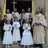 (ki)   Drei Mädchen und vier Buben aus der Pfarreiengemeinschaft „Heilig Geist Rauhenebrach“ gingen am Sonntag in Prölsdorf zum ersten Mal zum Tisch des Herrn, um den Leib Christi zu empfangen. Die Kinder kommen aus Prölsdorf, Fürnbach und Schindelsee. Den Festgottesdienst zelebrierte Pfarrer Kurt Wolf. Musikalisch umrahmt wurde die Erstkommunionfeier von der „ Heimatkapelle Prölsdorf“ unter der Leitung ihres Dirigenten Markus Müller. Zur Heiligen Erstkommunion gingen: Sophia Reuß, Fenja Schmid, Fabian Schmid und Melissa (alle aus Prölsdorf), sowie Lukas Christel (Schindelsee), Andreas Wolf und Marlon Schug (beide aus Fürnbach).
