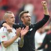 Dank an die Fans: Club-Trainer Michael Köllner (rechts)  mit Joker Adam Zrelak, der mit seinem ersten Pflichtspieltor für Nürnberg eine Niederlage in Ingolstadt verhinderte.