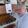 Apotheker Rolf Schindler am Flügel in seiner Apotheke. Das Instrument ist ein Eye-Catcher und darf auch von Kunden und anderen Gästen benutzt werden.