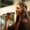 Katharina Schock trug den Sologesang zu dem Stück „Sway“ beim Konzert des Gymnasiums vor.