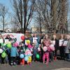 Sie zeigten Flagge gegen jede Art von Rassismus, die Verantwortlichen der AWO, Bürgermeisterin Helga Fleischer, Gochsheimer Bürger und die Kinder und Erzieherinnen der KiTa „Schatzinsel”.