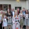 Bei der Präsentation des Fränkischen Weinfest-Kalendesr im Weingut Böcher in Abtwind: die Fränkische Weinkönigin Klara Zehnder (vorne) mit den Weinprinzessinnen (von links) Nathalie Rathß (Buchbrunn), Melanie Förster (Mainstockheim), Lisa Kursawe (Abtswind) und Luisa Straub (Iphofen). Mit im Bild von links: der Präsident des Fränkischen Weinbauverbandes, Artur Steinmann, die Abtwinder Winzer Peter und Helene Böcher, Peter Kruse (Main-Post), Wolfgang Starz (Vorsitzender des Fremdenverkehrs- und Heimatvereins Abtswind), Landtagsabgeordneter Otto Hünnerkopf, der stellvertretende Landrat Kitzingen Robert Finster und Abtwinds Bürgermeister Jürgen Schulz.