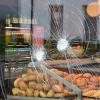 An der Fensterscheibe einer Bäckereifiliale in Fulda sind die Spuren des Angriffs deutlich zu sehen: Die Polizei hat am Freitag einen Mann erschossen, der zuvor vor einer Bäckerei randalierte und mehrere Menschen angegriffen hatte.