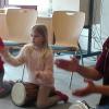 Diplommusiklehrer und Percussionist Roland Duckarm besuchte die Urspringer Grundschule. Die Kinder hatten ihren Spaß bei der außergewöhnlichen Musikstunde.