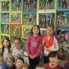 Kunstprojekttag an der Grundschule Wombach: Hier die Klasse 2b mit ihren Kunswerken.