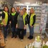 Neu eröffnet haben Petra Hertlein (zweite von links) und Ehemann Matthias am Gemündener Marktplatz das kleine Einkaufsparadies „EinzigArtig”.