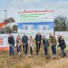 Baubeginn ander Eselshöhe (von links): Thomas Siebenson, Kirsten Siebenson (Firma Siebenson), Robert Hümpfner (Bauleiter), Birgit Umhöfer (Vorstandsmitglied Bauverein), Günter Schmidt (Vorstandsmitglied Bauverein), Rene Wolf (Raukamp & Wolf Ingenieurgesellschaft), Manuel Schwefer und Stefan Neufeld (Mainarchitekten Neufeld Schwefer GbR).