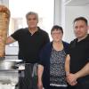 Seit November 2016 war die „Döneria“ von Dogan Agin geschlossen, doch nun können sich alle Freunde seiner Döner wieder freuen. Agin hat in der Ludwigstraße 7 den „Kreuzberggrill“ eröffnet. Im Angebot hat er eine Vielzahl von Döner-Varianten und Pizzen. Neu auf der Karte sind verschiedene Burger, Schnitzel und Grillgerichte. Zur Eröffnung gratulierten Bürgermeister Georg Seiffert, Tourismusreferent Gerhard Nägler sowie zahlreiche Freunde und Geschäftspartner. Neben Dogan Agin (links) sind seine Lebensgefährtin Thea Schmidt und Mohamad Rasul im Kreuzberggrill tätig. 18 Sitzplätze gibt es, vorherige Reservierung ist sinnvoll, Tel. (0 97 72) 9 32 93 03. Öffnungszeiten: täglich von 11 bis 22 Uhr. Dienstag ist Ruhetag. Internet: www.kreuzberg-grill.de