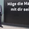 Er hat sie bald, die Macht. Doch wem gibt Markus Söder etwas davon ab, wenn er bald zum Ministerpräsidenten in Bayern gewählt wird? Darüber wird in diesen Tagen munter spekuliert. Unser Bild entstand im Übrigen schon vor eineinhalb Jahren, als Söder eine Star-Wars-Ausstellung in München besuchte.