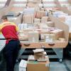 Verteilzentrum des Paketdienstes DHL. Wer im europäischen Ausland ein preisgünstiges Online-Angebot erwerben will, zahlt nicht selten horrende Paket- und Päckchen-Gebühren.
