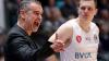 War in Frankfurt mal wieder mächtig sauer über die Leistung der Schiedsrichter: Würzburgs Headcoach Dirk Bauermann, im Hintergrund der Basketsspieler Vytenis Lipkevicius.
