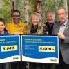 (hb)   Das IKEA-Einrichtungshaus Würzburg spendete je 5000 Euro an die Würzburger und an die Schweinfurter Kindertafel. Die Kindertafeln mit ihren ehrenamtlichen Helfern haben es sich zur Aufgabe gemacht, gesunde Frühstückstüten für bedürftige Kinder in Schulen und Kindergärten zu organisieren und zu verteilen, deren Eltern dies aus finanziellen und sozialen Gründen nicht ermöglichen können. Die Spenden werden zum Teil für den Bühnenbau des Charity-Events PrimaWÜ zugunsten der Würzburger Kindertafel im April 2018 verwendet, zum anderen Teil direkt zum Kauf von frischen Lebensmitteln in der Region. Die Kindertafel Schweinfurt beliefert 13 Grund-, Haupt- und Förderschulen in Schweinfurt und Umgebung. Die Kindertafel Würzburg beliefert schultäglich 360 Kinder in Würzburger Schulen. Die Schecks wurden von Store Manager Andreas Hofmann (Mitte) an die Vorsitzende der Würzburger Kindertafel, Ute Kremen (Zweite von links), und Stefan Labus (Vorsitzender der Schweinfurter Kindertafel, Dritter von rechts) übergeben. Mit im Bild Marco Gentile, Local Marketing Ikea Würzburg (links), und Mitarbeiter der Kindertafeln.