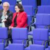 01.03.2018, Berlin: Volker Kauder, Unions-Fraktionsvorsitzender, und die SPD-Fraktionsvorsitzende im Bundestag, Andrea Nahles, unterhalten sich während der Sitzung des Bundestages. Foto: Kay Nietfeld/dpa +++(c) dpa - Bildfunk+++ | Verwendung weltweit