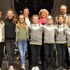 Die Polka-Formation „Glitzerfischli” vom Tanzsportclub Volkach wurde (hinten, von links) von der Vorsitzenden der Bayerischen Sportjugend im Kreis Kitzingen Carolin Trabold, Landrätin Tamara Bischof und Schützen-Gaujugendleiter Peter Orf Peter Orf mit Gold ausgezeichnet (vorne, von links): Jana Mayer, Johanna Fackelmann, Emma Altendorfer, Lisa Prier, Anna Leckel, Mia Just, Nele Richter. Zur erfolgreichen Mannschaft gehören auch Felicitas Zobel, Lena Fuchs, Zoe Reuther, Alica Buchert, Jessina Wacker und Tabea Weingärtner.