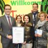 Das Takka-Tukka-Abenteuerland in Gerolzhofen ist seit Herbst 2017 einer von 165 neuen Ausbildungsbetrieben innerhalb der IHK Würzburg-Schweinfurt. Dazu bekam Betreiberin Nelli Kozlow nun vom stellvertretenden IHK-Hauptgeschäftsführer Max-Martin Deinhard eine Urkunde und den entsprechenden Aufkleber überreicht. Im Bild (von links): Max-Martin Deinhard, Ausbilderin Katharina Frieske, Betreiberin Nelli Kozlow, Oliver Proske (IHK-Ausbildungs- und Fachkräfteberater) und Auszubildende Vera Schmidt.
