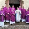 Gratulation zum Silbernen Priesterjubiläum: Pfarrer Richard Englert (Mitte) mit Amtsbrüdern vor der Kirche St. Peter und Paul.