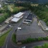 Der Blick aus Nordost, vom Bahnhof her: das ehemalige BayWa-Gelände in Lohr. Links des Weinbergwegs mit hellem Dach der ehemalige Bau- und Gartenmarkt, in dem der Rechtenbacher Rudolf Geist mit Autoteilen handelt. Das Fitnessstudio wird den dunkel eingedeckten, hinteren Teil der ehemaligen BayWa-Technik beziehen. Die Halle rechts soll zugebaut und als Lager genutzt, die große Halle im Vordergrund durch einen Neubau für Fahrradhandel ersetzt werden. Archivfoto: Johannes Ungemach