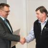 Bürgermeister Fischer (links) überreichte Georg Lindner eine Dankesurkunde mit Gutschein für seine großen Verdienste um den Dorfladen-Riedbach UG und seiner Gattin Christel einen Blumenstrauß. Ein Nachfolger als Dorfladen-Geschäftsführer ist noch nicht bekannt.