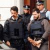 Marc Dutroux (in Handschellen) wird im Jahr 2000 von Polizeibeamten nach einer Anhörung aus dem Justizpalast geführt. Sechs Mädchen und junge Frauen hatte Dutroux in den 90er Jahren entführt, in einem Kellerverlies gefoltert und vergewaltigt – vier von ihnen starben.