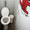 Vollgesprayt und verdreckt: Der Gang zur Schultoilette ist nicht überall angenehm. Eltern aus Frankfurt wehren sich in einer Petition. Zuspruch gibt es aus ganz Deutschland.