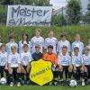 (swt)   Der SV Kleinmünster holte mit seinen Juniorenfußballern in der U13 Gruppe 6 die Meisterschaft mit nur zwei Niederlagen und steigt nach nur einem Jahr Bestehen schon in die Kreisliga auf. Nach zehn Jahren meldete Kleinmünster gemeinsam mit Riedbach in einer Spielgemeinschaft wieder ein U13-Team. Auf dem Bild vorne (von links) Jan Seufert, Michelle Ott, Leon Berthold, David Hochrein, Felix Stephan, Julian Fischer, Dustin Zschocke, Jonas Bayer, Kilian Heusinger, Dominik Rödamer, David Hümpfer sowie hinten Vorsitzender Reinhold Scheuring, Co-Trainer Nico Kluge, Betreuer Manfred Rödamer, Michelle Rödamer, Maxi Diem, Fabian Hoffman, Lena Bulheller, Marvin Koch, Kapitän Thomas Witchen, Felix Huth, Lea Suckfüll, Cellina Rösch, Hannes Burger, U13-Trainer und Abteilungsleiter Bernd Kluge, U12-Trainer Marco Pützkaul.