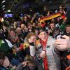 Deutschland ist jetzt Eishockey-Land. Das bekam Nationalspieler David Wolf (Mitte) nach der Landung der Lufthansa-Maschine LH713 mit mehr als 150 Sportlern, Trainern und Funktionären an Bord in Frankfurt hautnah zu spüren.