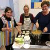 (mim)   Am Donnerstagabend wurde in der Küche der Hofheimer Grundschule aufgekocht. Zum gemeinsamen syrisch-kurdischen Kochabend der Volkshochschule (vhs) Hofheim und des Freundeskreises Asyl fanden sich laut einer Pressemitteilung der vhs zwölf Kochbegeisterte ein, die Einblicke in die Kochkultur Syriens erhielten. Schwer beladen betrat Khaula Dalli die Schulküche. Die syrische Kurdin, brachte Rezepte aus ihrer Heimat und Lebensmittel mit. In einer großen Kiste befanden sich Kräuter: büschelweise Petersilie und Minze. Diese dürfen laut der Pressemitteilung in der syrisch-kurdischen Küche nicht fehlen, denn sie schmecken nicht nur gut, sondern kurbeln auch den Stoffwechsel an, erklärte die Kursleiterin mit einem Schmunzeln. Dalli bekam Unterstützung von Monika Hoffmann, die großer Fan der syrischen Küche ist und schon öfter gemeinsam mit ihr gekocht hat. Nach einer kurzen Besprechung der geplanten Gerichte und der Aufgabenverteilung ging es an die Kochzeilen. Der einzige Mann im Kurs war bestens vorbereitet. Er hatte sein eigenes Küchenmesser dabei. So beschlossen die Damen schnell: „Wenn er schon sein Profimesser dabei hat, darf er für uns die Kräuter hacken.“ Diese Aufgabe übernahm Norbert Stühler gerne, heißt es in der Mitteilung. Die Kräuter wurden für „Tabouleh“ benötigt, einen Bulgur-Petersilien-Salat. Die anderen Teilnehmer machten sich derweil an ein Linsengericht (Schorabet-Addas), Dips mit Knoblauch und Aubergine (Mutabel) und Kichererbsen (Hummus) sowie an Hackfleischbrot (Mariya). Unter Anleitung von Dalli und Hoffmann entstanden so mehrere Gerichte, die im Anschluss in gemütlicher Runde verspeist wurden. Zum Nachtisch hatte Dalli Aprikosenkuchen mitgebracht. „Ein rundum gelungener Kochabend mit vielen neuen Geschmacksrichtungen geht so erst gegen 22 Uhr seinem Ende entgegen“, lautet das Fazit der Pressemitteilung. Weitere Termine für Kochenabende sind geplant. Wer sich vormerken lassen möchte, kann sich bei der vhs Hofheim, ? (09523) 78 08, vormerken lassen.
