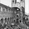Der Kiliansdom im Februar 1946 nach dem Einsturz der nördlichen Seitenwand.