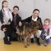 Julia, Andreas, Jasmin und Marie Ehret Vaeth holen Schäferhündin Rapunzel aus einer Züricher Tierklinik ab.