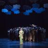 Die Fremde und die anonyme Menschenmenge: Elif Aytekin als Mutter aus einem fernen Land in einer der berührendsten Szenen der Meininger „Carmina Burana“.