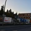 Die Haltestelle vor dem neuen Ärztehaus in der Zeller Straße wird barrierefrei ausgebaut, die Zufahrt zum Gebäude entsprechend abgeändert.