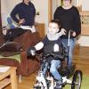 Nachdem Matthias Pencz vom Sanitätshaus Mannl und Hauck und Mama Bettina das Dreirad auf den kleinen Felix angepasst hatten, drehte der gleich eine Runde durch das Wohnzimmer.