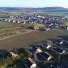 Erst eine Luftaufnahme verdeutlicht die Situation anschaulich. Auf diesem Acker zwischen den Wohngebieten An der Höllburg (unterer Bildrand) und Am Heuweg (oberer Abschnitt, links) will Landwirt Michael Kuhn aus Herbstadt einen Schweinestall errichten.
