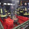 Coldwater Grill-Challenge der Feuerwehr Niederwerrn: In einem aus Leitern und Planen gebauten Wasserbecken wurde in Gummistiefeln gegrillt.