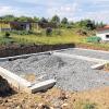 Erzwungene Auszeit: Lediglich die Fundamente für den Bau eines Putenstalls sind gegossen und nicht die Bodenplatte betoniert, wie die Gemeinde Hettstadt  gegenüber dem Verwaltungsgericht behauptet hatte, um zu erreichen, dass ihre Klage gegen das Bauvorhaben aufschiebende Wirkung hat.