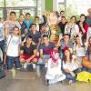 Gelebter Austausch: Türkische Schüler aus der Partnerschule des Celtis-Gymnasiums aus Izmir diskutierten mit Schweinfurter Türken der Auenschule. Das Foto musste am Schweinfurt-Symbol sein – logisch. Links der türkische Lehrer Orhan Bilicen, rechts hinten Auenschulleiterin Ingrid Göger, links daneben die Vorsitzende des städtischen Integrationsbeirates, Ayfer Fuchs (mit Brille), und Celtis-Lehrer Elmar Arnold.