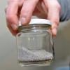 Die Asche aus den Palmzweigen ist heller als gewöhnliche Ofenasche. In der Gemeinde Esselbach wird sie, nicht wie hier im Glas, sondern in einer Dose in der Sakristei aufbewahrt.