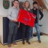 Benedikt Steigerwald, Sachbearbeiter Feuerwehrwesen der Verwaltungsgemeinschaft Gemünden, Annette Seubert, Versicherungskammer Bayern, und Alexander Rohner, Geschäftsstelleleiter der Verwaltungsgemeinschaft Gemünden, freuen sich über den neuen Rauchverschluss.