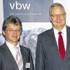 MefdienMedientreff beim vbw: Werner Balandat (rechts) stellte die ZF Friedrichshafen AG und ihren größten Standort Schweinfurt vor. Links vbm-Geschäftsführer Michael Bischof.